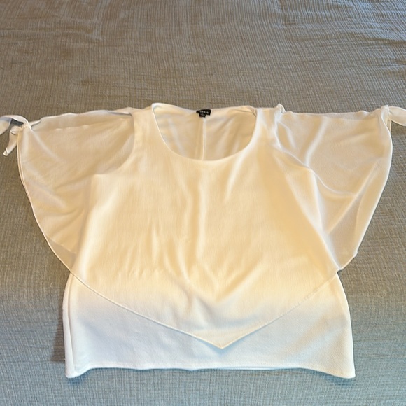 Torrid white size 1 (14-16) two layer shirt with peek a boo sleeves - Picture 4 of 7